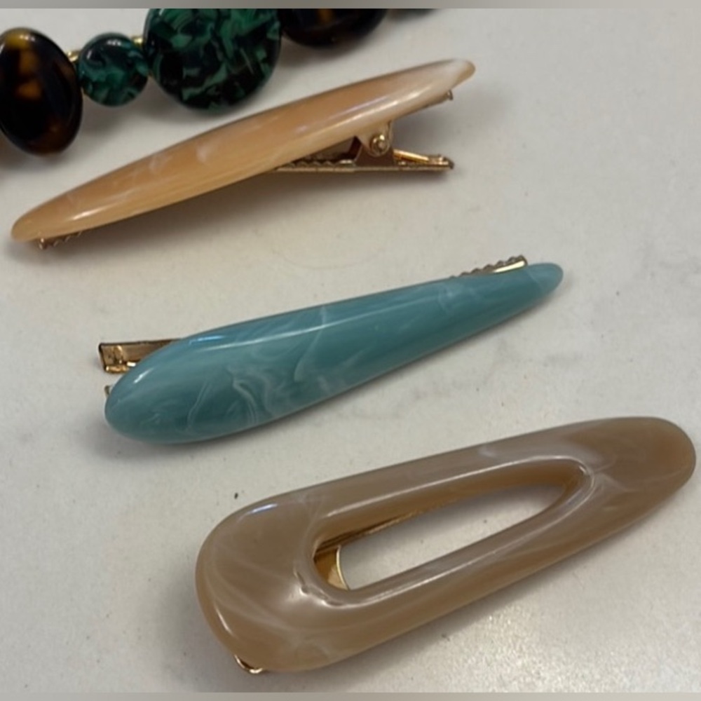 Set of Stylish Hair Clips in Multicolor